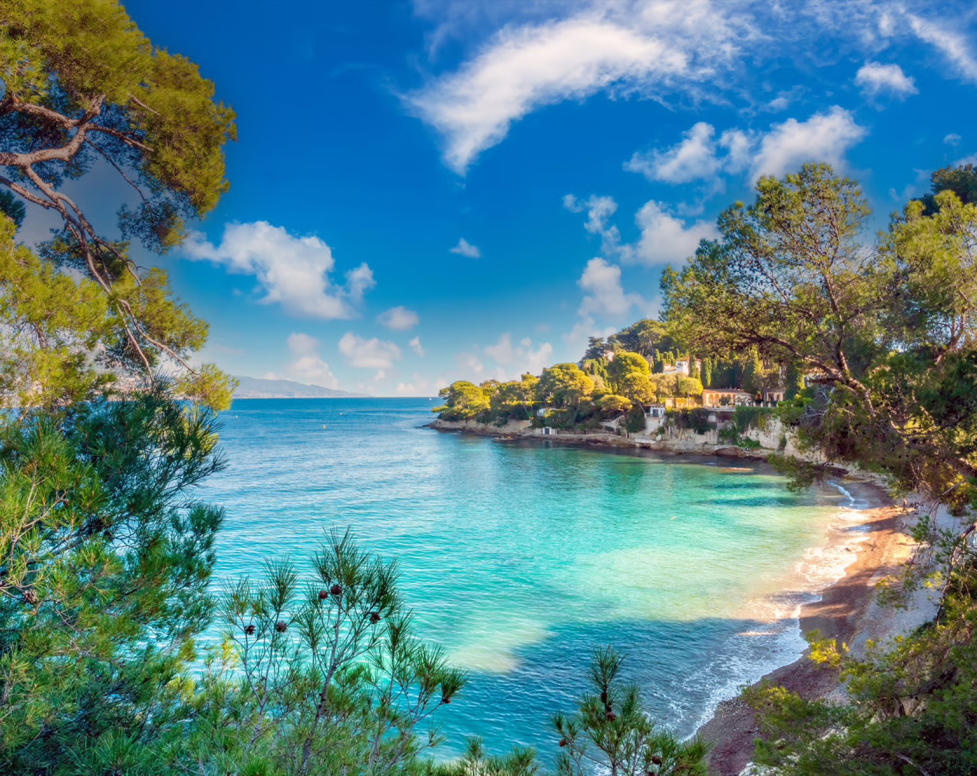 Crique turquoise bordée de pins sur la Côte d'Azur