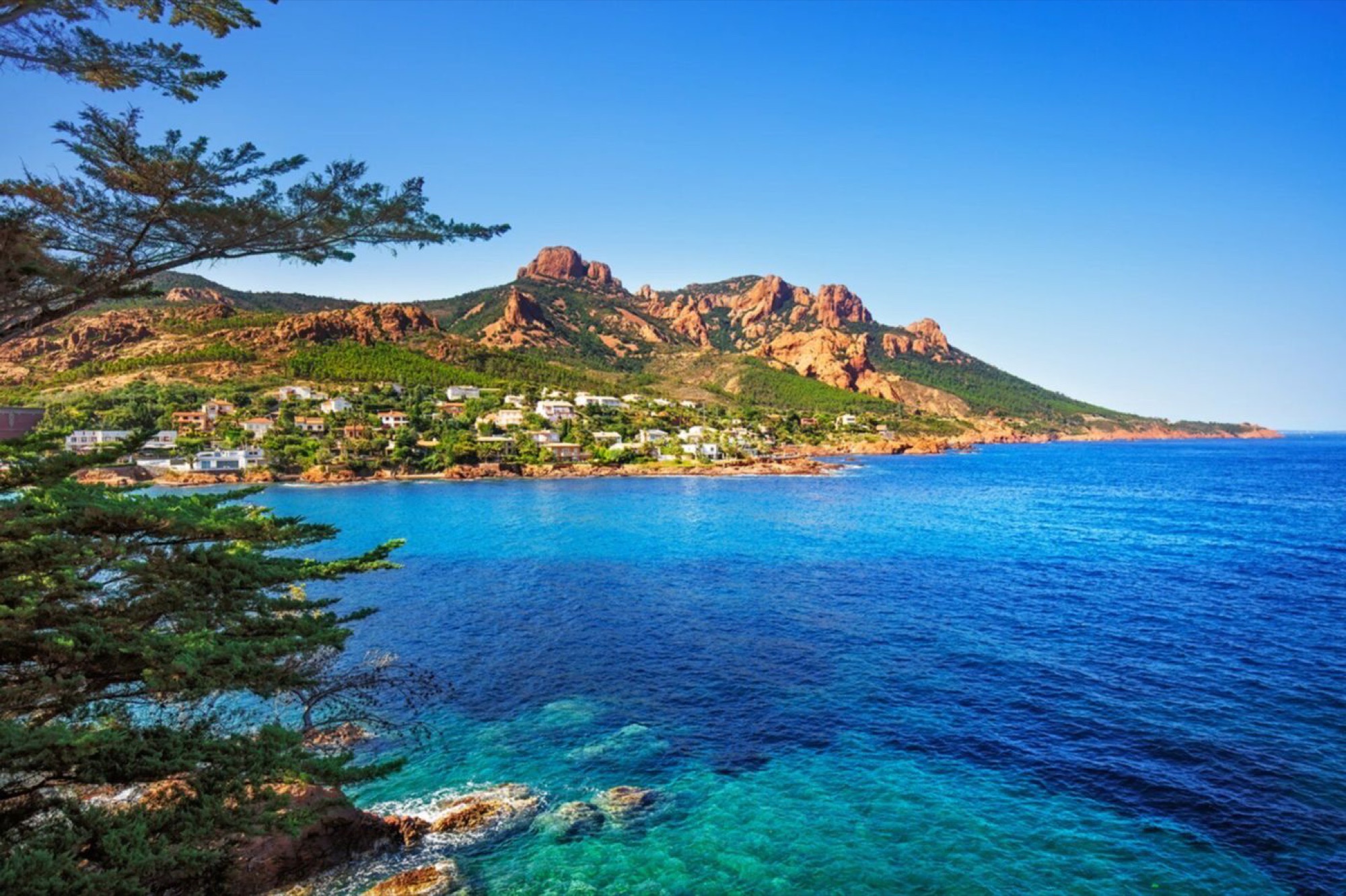 Baie de l'Esterel et villas au pied des roches rouges