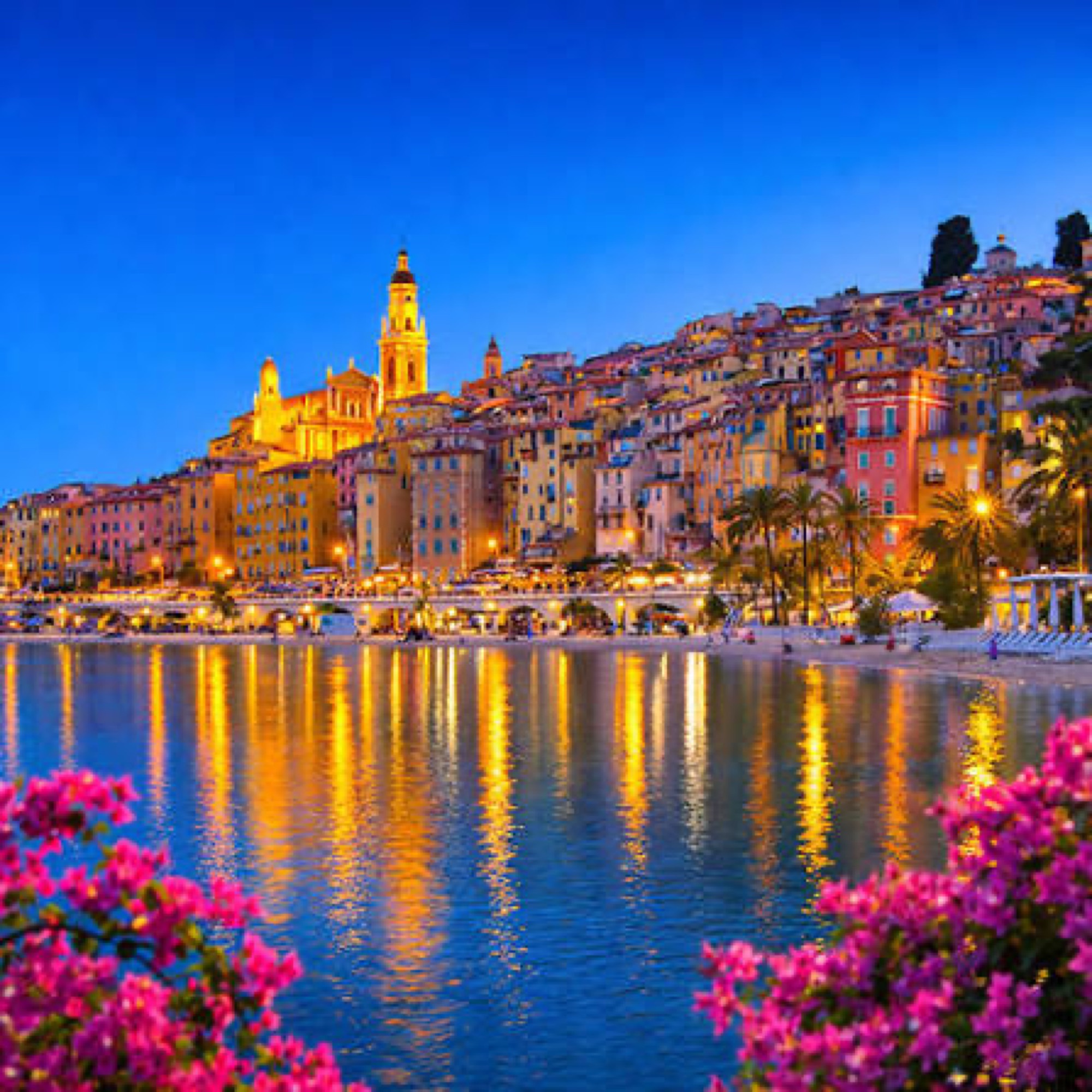 Vieille ville de Menton illuminée au crépuscule