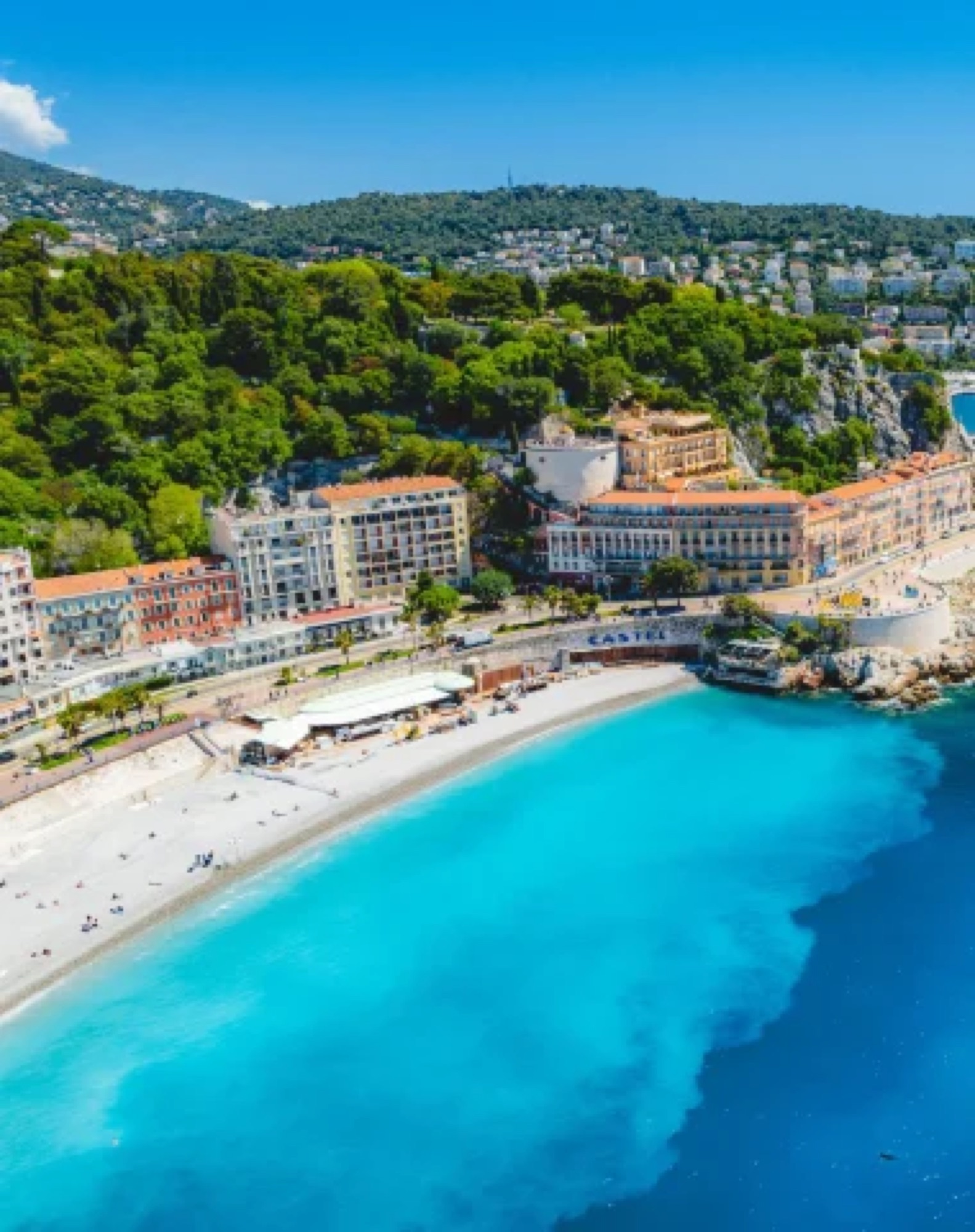 Plage de Nice et eaux turquoise vues du ciel