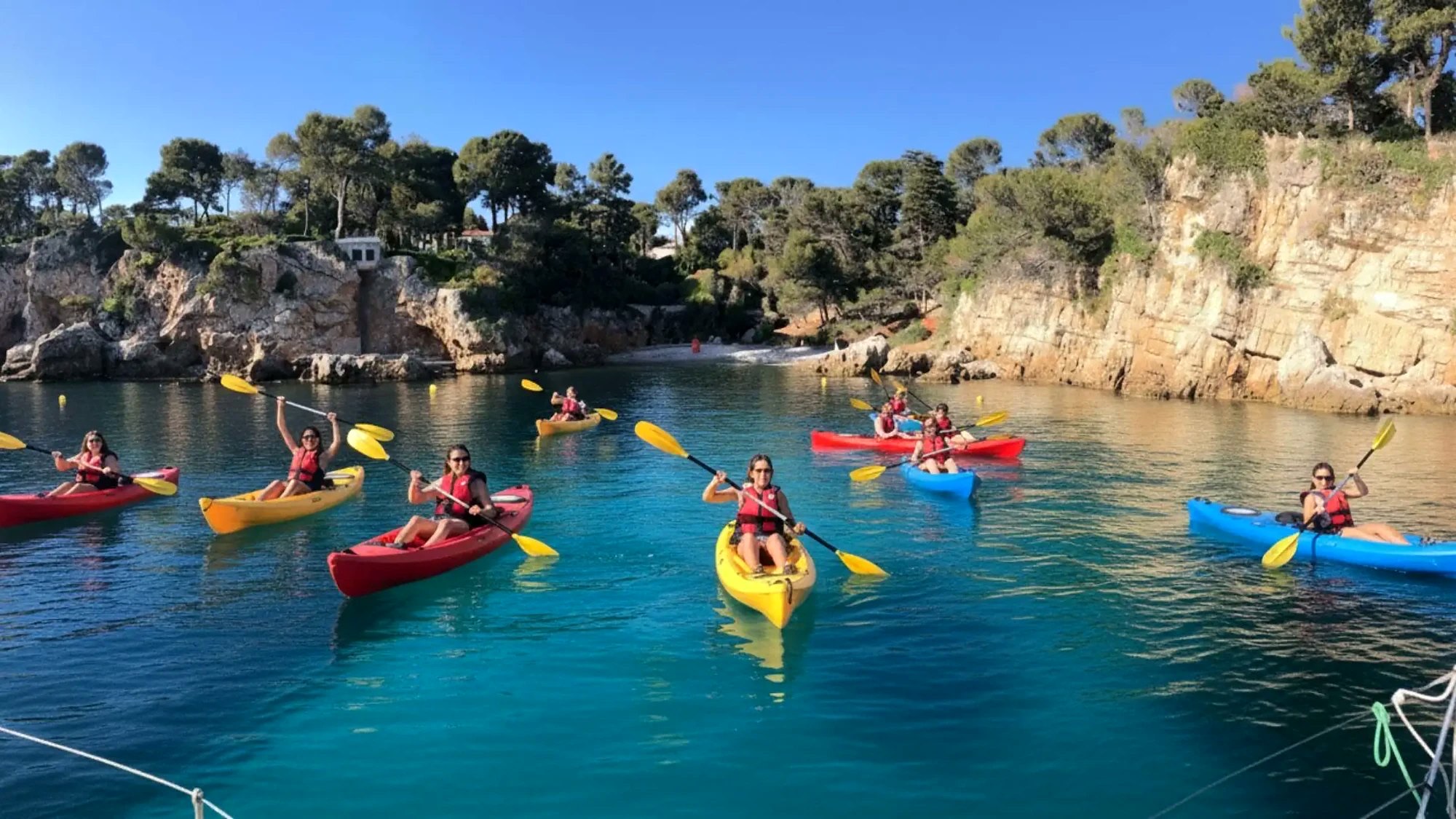 Groupe en kayak dans une crique du Cap d'Antibes