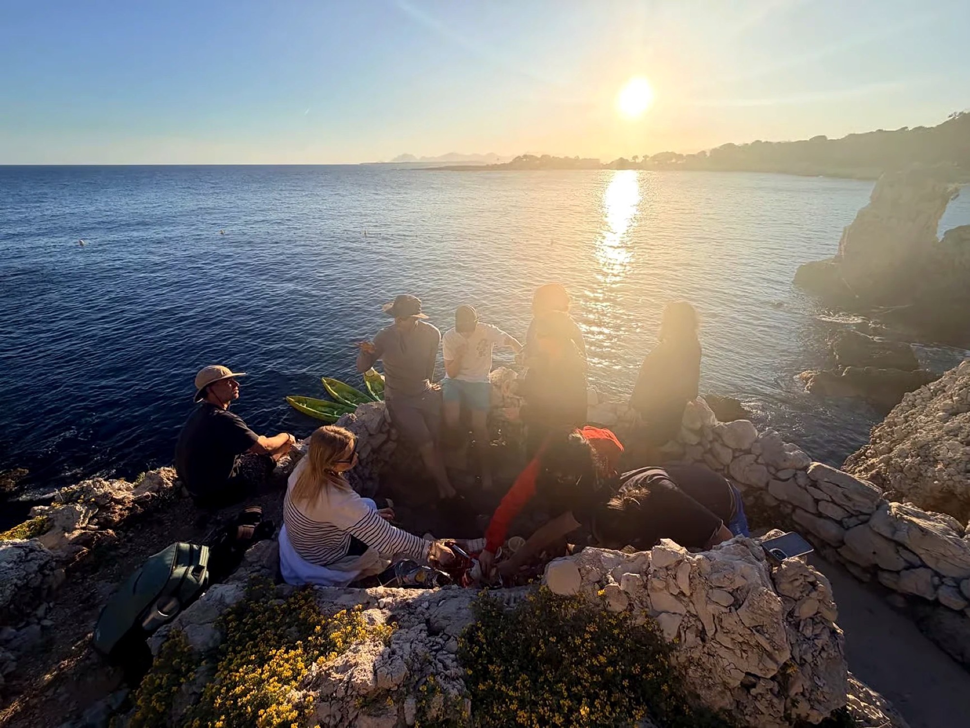 Pause en groupe sur les rochers au coucher du soleil