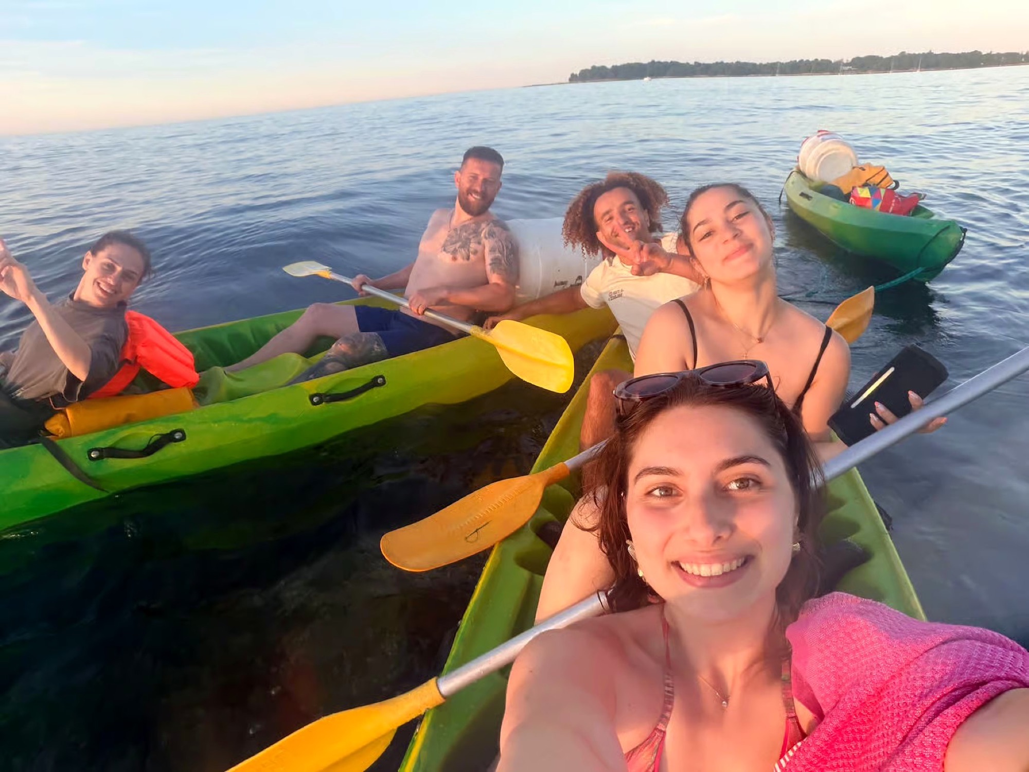 Selfie en kayak entre amis aux îles de Lérins