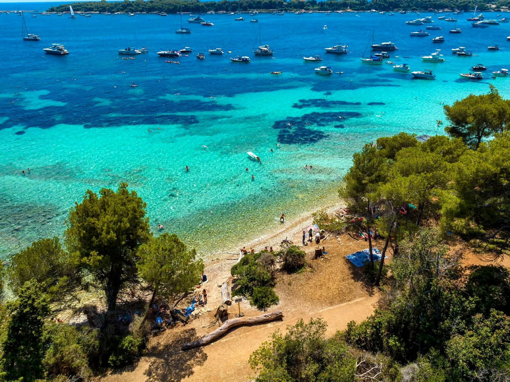 Eaux turquoise de l'île Sainte-Marguerite vues du ciel